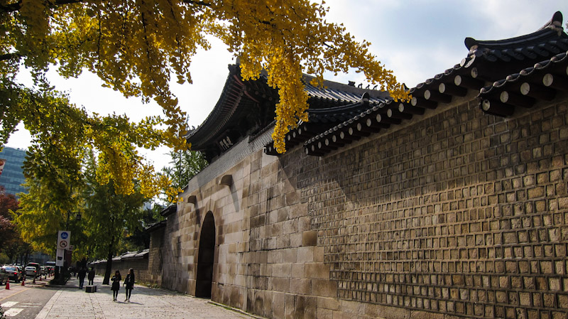 Tường thành bảo vệ cung điện Gyeongbokgung